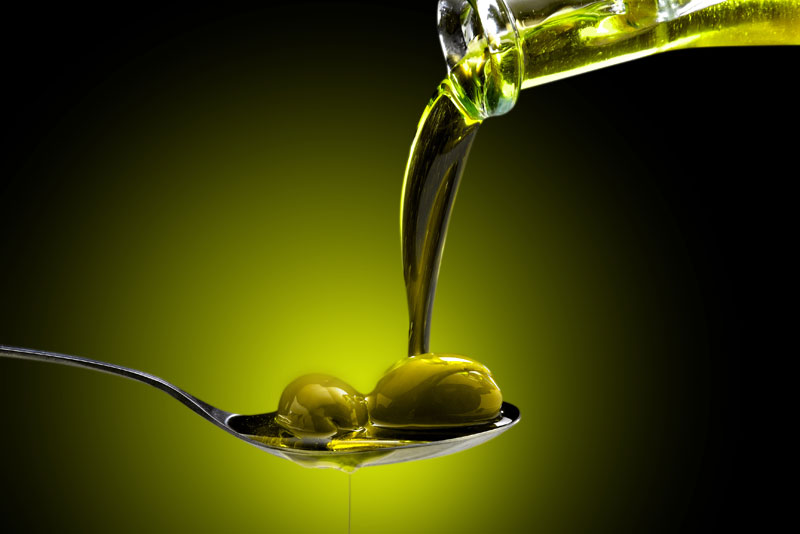 Почему горчит оливковое. Оливковое масло. Оливковое масло льется. Масло льется. Оливковое масло Green.